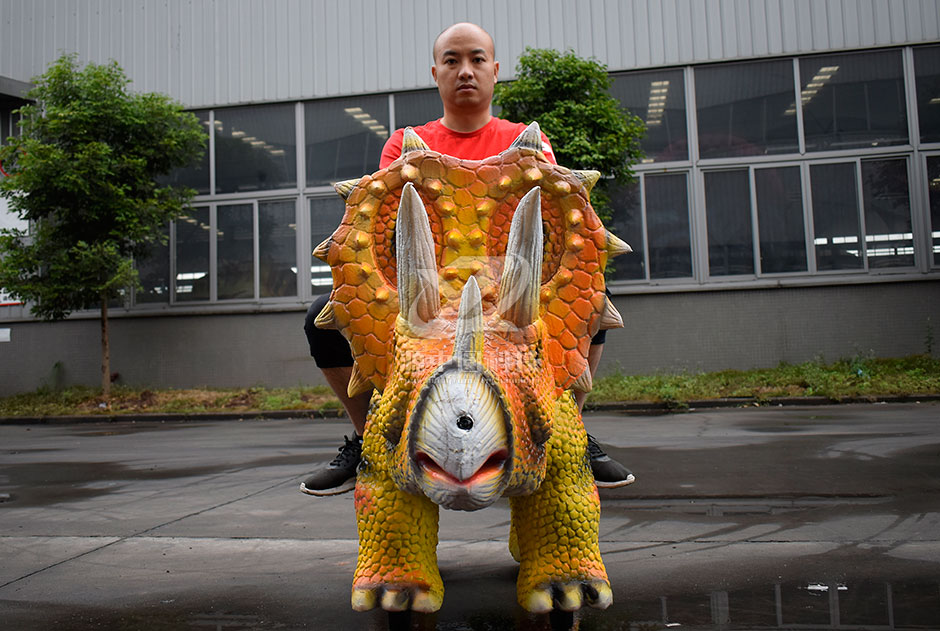 三角龍電瓶車，商場騎的三角龍，三角龍溜溜車